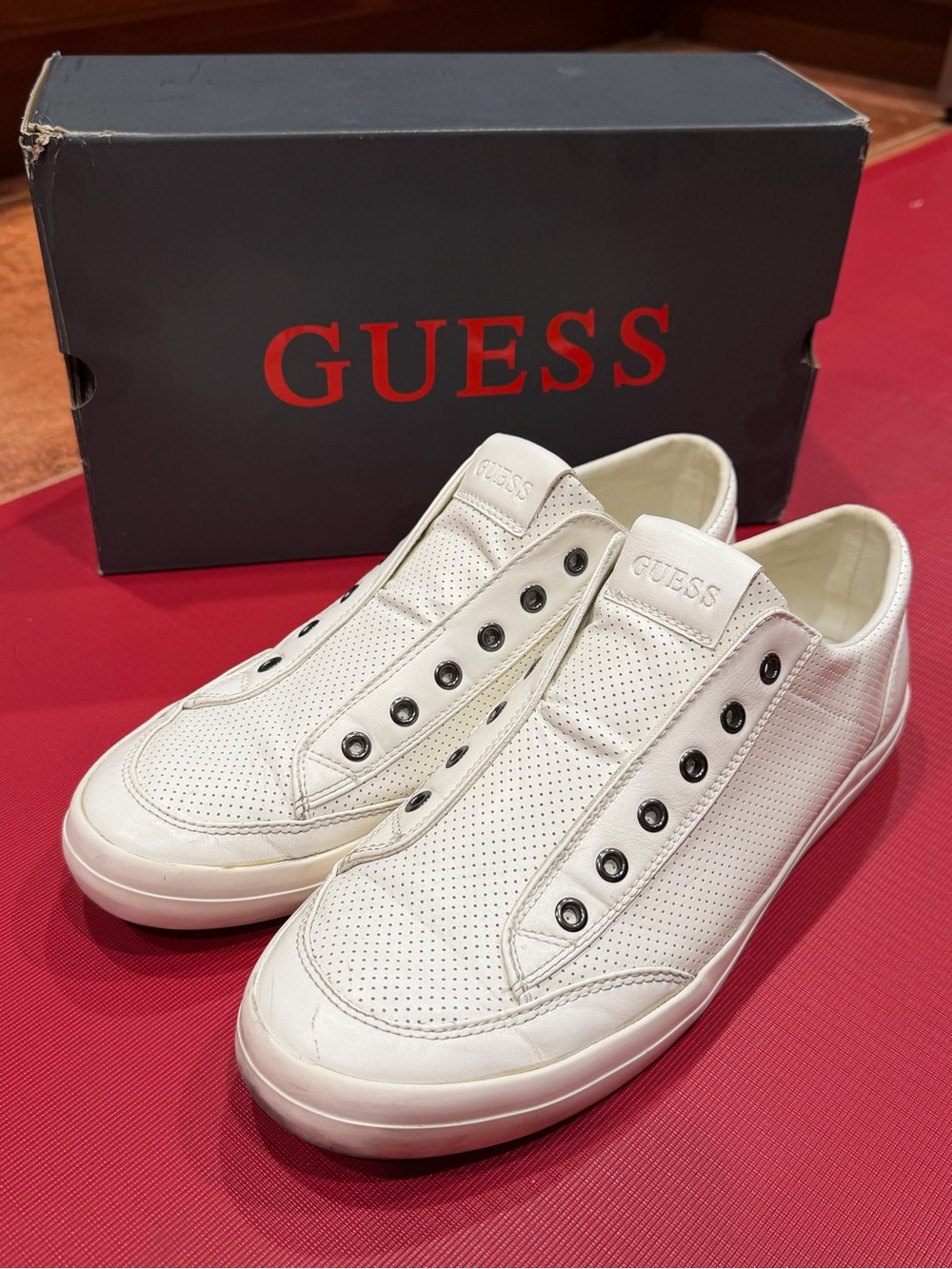 GUESS Men's Shoes Slip-On Low-Top Sneakers Men's size 11 leather White Leather